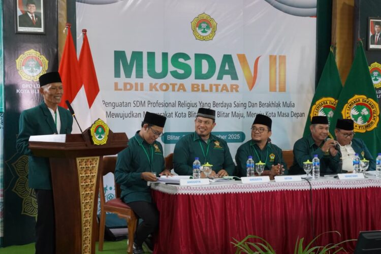 Ketua DPD LDII Kota Blitar masa bakti 20202025 Pardi Sholikul Umam kiri menyampaikan laporan pertanggungjawaban dalam Musyawarah Daerah Musda VII LDII Kota Blitar di Kantor DPD LDII Selasa 2392025 Dok LINES