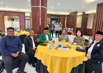 Ketua DPW LDII Jawa Timur KH Moch Amrodji Konawi (tengah, berbaju hijau) bersama sejumlah tokoh adat dan perwakilan Polda Jatim saat menghadiri kegiatan monitoring dan evaluasi (monev) yang digelar Komisi Kepolisian Nasional (Kompolnas) di Mapolda Jatim, Rabu (17/9). Dok. LINES.