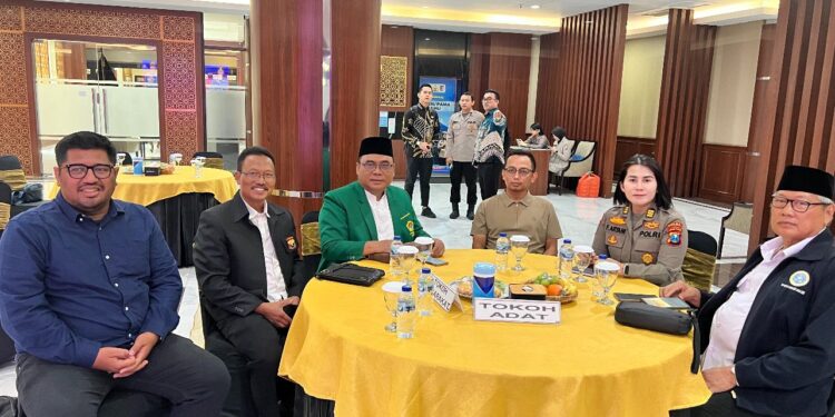 Ketua DPW LDII Jawa Timur KH Moch Amrodji Konawi (tengah, berbaju hijau) bersama sejumlah tokoh adat dan perwakilan Polda Jatim saat menghadiri kegiatan monitoring dan evaluasi (monev) yang digelar Komisi Kepolisian Nasional (Kompolnas) di Mapolda Jatim, Rabu (17/9). Dok. LINES.