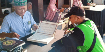 Seorang pengemudi ojek online menyetorkan hafalan Al Quran di hadapan panitia pada kegiatan sosial Berbagi Kebaikan yang digelar PC LDII Kaliwates bersama Takmir Masjid Ar Royan Jember Minggu 219 Warga yang berhasil menyetorkan hafalannya berhak membawa pulang mushaf Al Quran baru Dok LINES