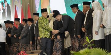Ketua Umum Pimpinan Pusat Dewan Masjid Indonesia PP DMI Jusuf Kalla menyalami jajaran pengurus baru Pimpinan Wilayah DMI Jawa Timur masa khidmat 20252030 usai prosesi pelantikan di Islamic Center Jawa Timur Surabaya Sabtu 69 Dok LINES