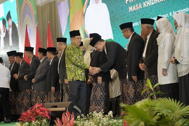 Ketua Umum Pimpinan Pusat Dewan Masjid Indonesia PP DMI Jusuf Kalla menyalami jajaran pengurus baru Pimpinan Wilayah DMI Jawa Timur masa khidmat 20252030 usai prosesi pelantikan di Islamic Center Jawa Timur Surabaya Sabtu 69 Dok LINES