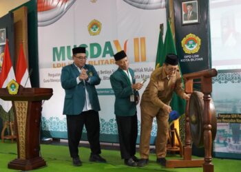 Asisten 1 Bidang Pemerintahan, Perekonomian, dan Kesejahteraan Rakyat (Kesra) Pemkot Blitar, Mokhamad Sidik (kanan), didampingi Ketua DPW LDII Jawa Timur KH Moch Amrodji Konawi (tengah) memukul gong sebagai tanda dibukanya Musyawarah Daerah (Musda) VII DPD LDII Kota Blitar, Selasa (23/9/2025). Forum lima tahunan ini menjadi momentum penting bagi LDII dalam merumuskan program kerja dan melakukan regenerasi kepemimpinan. Dok. LINES.