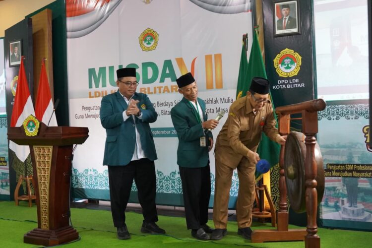 Asisten 1 Bidang Pemerintahan Perekonomian dan Kesejahteraan Rakyat Kesra Pemkot Blitar Mokhamad Sidik kanan didampingi Ketua DPW LDII Jawa Timur KH Moch Amrodji Konawi tengah memukul gong sebagai tanda dibukanya Musyawarah Daerah Musda VII DPD LDII Kota Blitar Selasa 2392025 Forum lima tahunan ini menjadi momentum penting bagi LDII dalam merumuskan program kerja dan melakukan regenerasi kepemimpinan Dok LINES