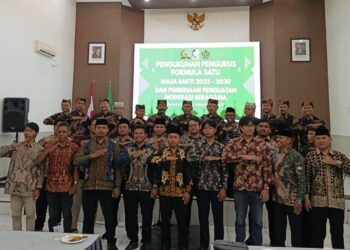 Pengurus Formula Satu 2025–2030 foto bersama usai pelantikan di Kantor Kemenag Banyuwangi, Sabtu (13/9). Acara ini dirangkai dengan pembinaan penguatan moderasi beragama. Dok. LINES.