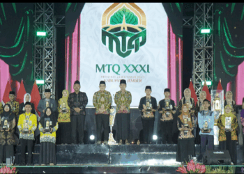 Para pemenang MTQ XXXI Tingkat Provinsi Jawa Timur berfoto bersama usai acara penutupan di Jember Sport Garden (JSG), Jumat (19/9). Ajang tahunan ini resmi ditutup setelah sepekan berlangsung di Kabupaten Jember. Dok. LINES.