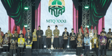 Para pemenang MTQ XXXI Tingkat Provinsi Jawa Timur berfoto bersama usai acara penutupan di Jember Sport Garden JSG Jumat 199 Ajang tahunan ini resmi ditutup setelah sepekan berlangsung di Kabupaten Jember Dok LINES