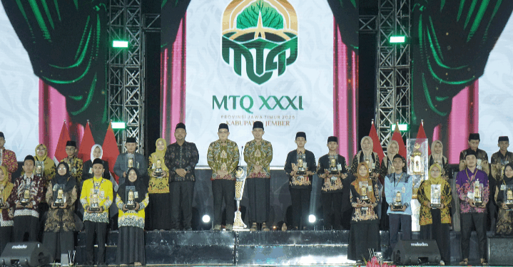 Para pemenang MTQ XXXI Tingkat Provinsi Jawa Timur berfoto bersama usai acara penutupan di Jember Sport Garden (JSG), Jumat (19/9). Ajang tahunan ini resmi ditutup setelah sepekan berlangsung di Kabupaten Jember. Dok. LINES.