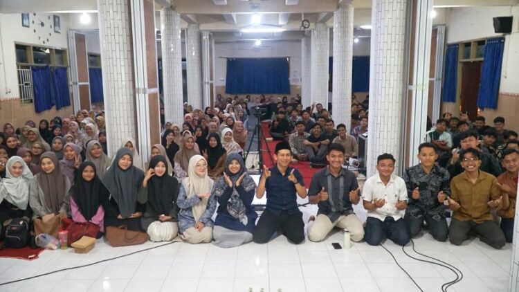 Ratusan peserta mengikuti Seminar Kepemudaan bertema How to Speak with Love Listen with Heart yang digelar oleh Pemuda LDII Kota Kediri di Aula Pondok Pesantren Nurul Huda Al Manshurin Sabtu 69 Kegiatan ini dihadiri oleh sekitar 350 pemuda pemudi usia mandiri sebagai bagian dari pembekalan menuju pernikahan yang sehat secara mental emosional dan spiritual