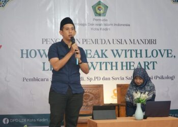 dr. Rio Azadi, Sp.PD memberikan materi seputar kesiapan mental dan komunikasi dalam pernikahan dalam Seminar Kepemudaan bertajuk “How to Speak with Love, Listen with Heart” yang diselenggarakan Pemuda LDII Kota Kediri, Sabtu (6/9), di Aula Pondok Pesantren Nurul Huda Al Manshurin. Dok. LINES.