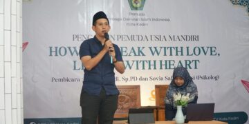 dr Rio Azadi SpPD memberikan materi seputar kesiapan mental dan komunikasi dalam pernikahan dalam Seminar Kepemudaan bertajuk How to Speak with Love Listen with Heart yang diselenggarakan Pemuda LDII Kota Kediri Sabtu 69 di Aula Pondok Pesantren Nurul Huda Al Manshurin Dok LINES