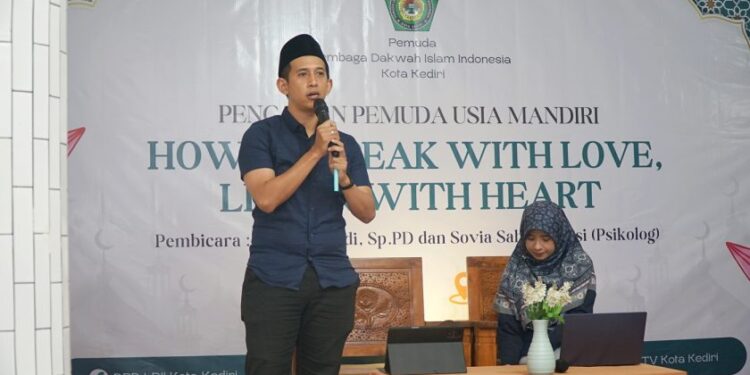 dr. Rio Azadi, Sp.PD memberikan materi seputar kesiapan mental dan komunikasi dalam pernikahan dalam Seminar Kepemudaan bertajuk “How to Speak with Love, Listen with Heart” yang diselenggarakan Pemuda LDII Kota Kediri, Sabtu (6/9), di Aula Pondok Pesantren Nurul Huda Al Manshurin. Dok. LINES.