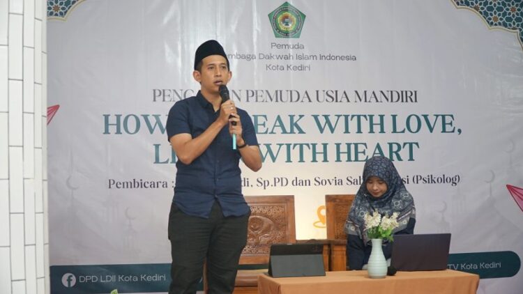 dr Rio Azadi SpPD memberikan materi seputar kesiapan mental dan komunikasi dalam pernikahan dalam Seminar Kepemudaan bertajuk How to Speak with Love Listen with Heart yang diselenggarakan Pemuda LDII Kota Kediri Sabtu 69 di Aula Pondok Pesantren Nurul Huda Al Manshurin Dok LINES
