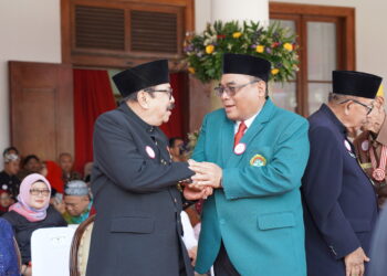 Ketua DPW LDII Jawa Timur, Moch. Amrodji Konawi (kanan) berbincang dengan Soekarwo, Gubernur Jawa Timur periode 2008–2013 dan 2013–2018, usai upacara peringatan Hari Ulang Tahun ke-80 Provinsi Jawa Timur di Gedung Negara Grahadi, Surabaya, Minggu (12/10/2025). Keduanya tampak berdiskusi hangat mengenai peran kolaborasi masyarakat dan pemerintah dalam memperkuat ketahanan pangan serta pembangunan daerah. Dok. LINES.