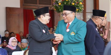 Ketua DPW LDII Jawa Timur Moch Amrodji Konawi kanan berbincang dengan Soekarwo Gubernur Jawa Timur periode 20082013 dan 20132018 usai upacara peringatan Hari Ulang Tahun ke 80 Provinsi Jawa Timur di Gedung Negara Grahadi Surabaya Minggu 12102025 Keduanya tampak berdiskusi hangat mengenai peran kolaborasi masyarakat dan pemerintah dalam memperkuat ketahanan pangan serta pembangunan daerah Dok LINES