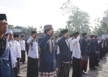 Para santri Pondok Pesantren Blawe Kediri mengikuti Apel Hari Santri Nasional 2025 di halaman pesantren, Rabu (22/10). Kegiatan ini menjadi momentum untuk menumbuhkan semangat kebangsaan di kalangan santri. (Dok. LINES Kab Kediri)