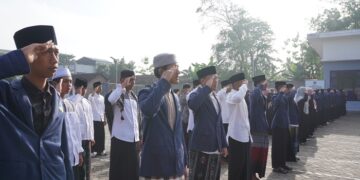 Para santri Pondok Pesantren Blawe Kediri mengikuti Apel Hari Santri Nasional 2025 di halaman pesantren Rabu 2210 Kegiatan ini menjadi momentum untuk menumbuhkan semangat kebangsaan di kalangan santri Dok LINES Kab Kediri