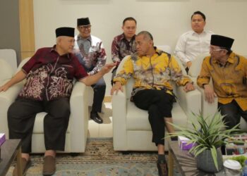 Ketua Umum DPP LDII, KH Chriswanto Santoso, bersama Wakil Ketua Komisi VII DPR RI, Singgih Januratmoko, tampak berbincang hangat di Kantor DPP LDII, Patal Senayan, Jakarta. Dok: LINES.