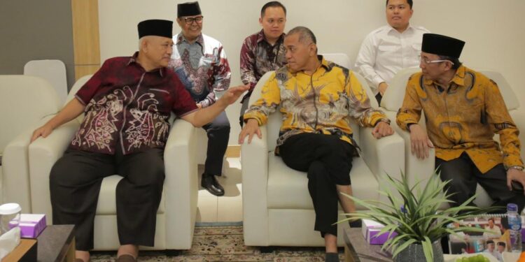 Ketua Umum DPP LDII, KH Chriswanto Santoso, bersama Wakil Ketua Komisi VII DPR RI, Singgih Januratmoko, tampak berbincang hangat di Kantor DPP LDII, Patal Senayan, Jakarta. Dok: LINES.