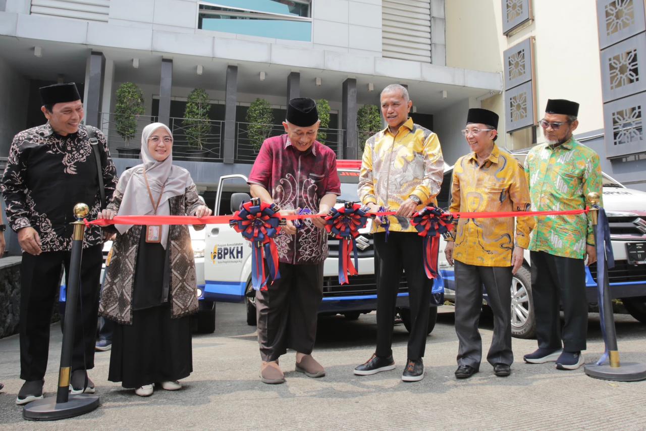 Wakil Ketua Komisi VII DPR RI, Singgih Januratmoko, menyerahkan satu unit mobil bantuan operasional melalui program kemaslahatan dari Badan Pengelola Keuangan Haji (BPKH) pada Juli 2025. Ketua Umum DPP LDII, KH Chriswanto Santoso, turut hadir dan memotong pita dalam prosesi serah terima. Dok: LINES.