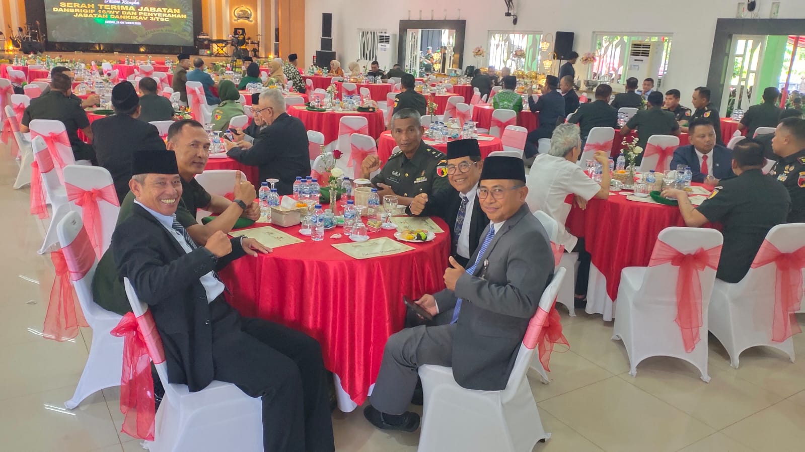 Dewan Penasehat DPD LDII Kota Kediri, H. Usman Arif (dua dari kanan) dan Wakil Ketua Ponpes Wali Barokah, H. Agus DS (paling kanan) berfoto bersama usai menghadiri acara ramah tamah usai Upacara Sertijab Komandan Brigif 16/Wira Yudha di Gedung Sudirman, Kediri, Rabu (29/10/2025). Kehadiran pengurus LDII menjadi wujud sinergi lembaga dakwah dengan TNI dalam menjaga ketahanan moral dan sosial masyarakat. (Foto: Dok. LINES Kota Kediri)
