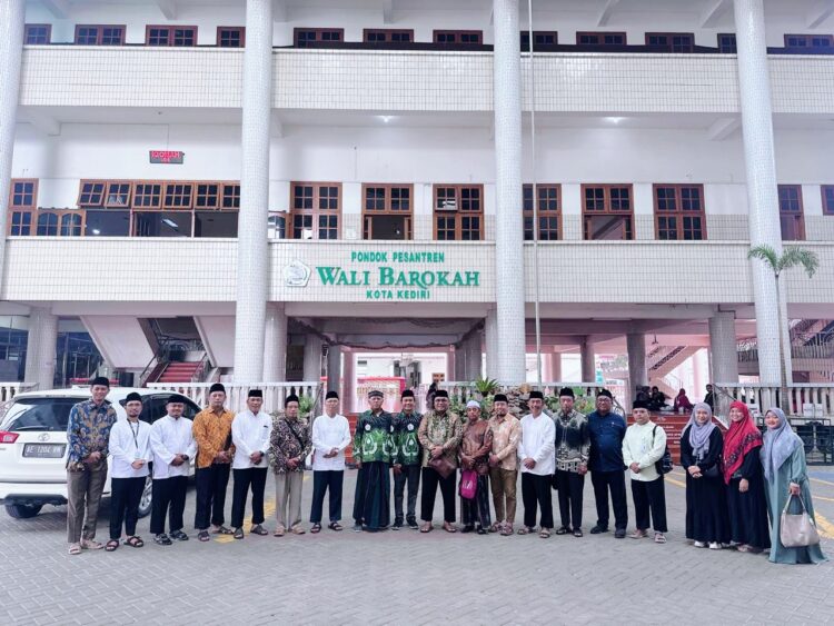 Kunjungan silaturahmi DPP IPI ke Ponpes Wali Barokah disambut Pimpinan Ponpes KH Sunarto bersama jajaran pengurus LDII Jawa Timur dan Kota Kediri Senin 610