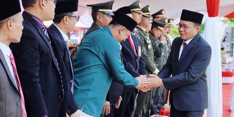 Ketua DPD LDII Jember Akhmad Malik Afandi menghadiri upacara Peringatan Hari Sumpah Pemuda ke-97 di Alun-Alun Jember, Selasa (28/10). Dok: LINES.