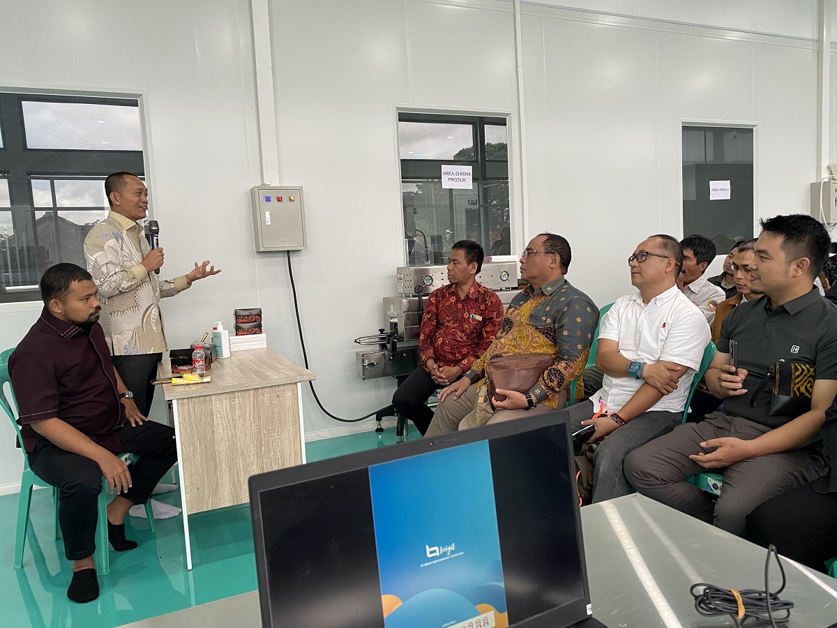 Direktur Utama PT Brigit Biofarmaka Teknologi Tbk, Is Heriyanto (berdiri, memegang mikrofon), memberikan penjelasan tentang proses bisnis dan inovasi produk herbal kepada rombongan pengusaha muda LDII Jawa Timur di ruang produksi perusahaan, Sukoharjo, Minggu (26/10/2025). (Dok. LINES Jatim)