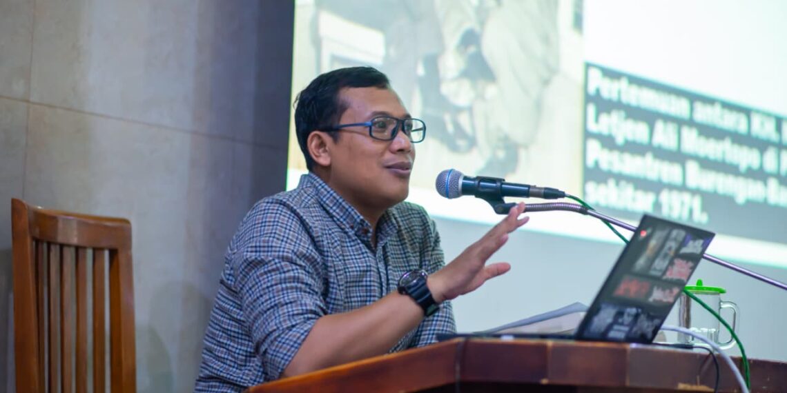 Ketua Departemen Komunikasi, Informasi, dan Media (KIM) DPP LDII, Ludhy Cahyana, memberikan pembekalan tentang sejarah LDII kepada pengurus LDII se-Kota Surabaya di Masjid Sabilul Muttaqin, Kamis (30/10). (Foto: Dok. LINES Jatim)