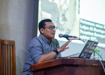 Ketua Departemen Komunikasi, Informasi, dan Media (KIM) DPP LDII, Ludhy Cahyana, memberikan pembekalan tentang sejarah LDII kepada pengurus LDII se-Kota Surabaya di Masjid Sabilul Muttaqin, Kamis (30/10). (Foto: Dok. LINES Jatim)
