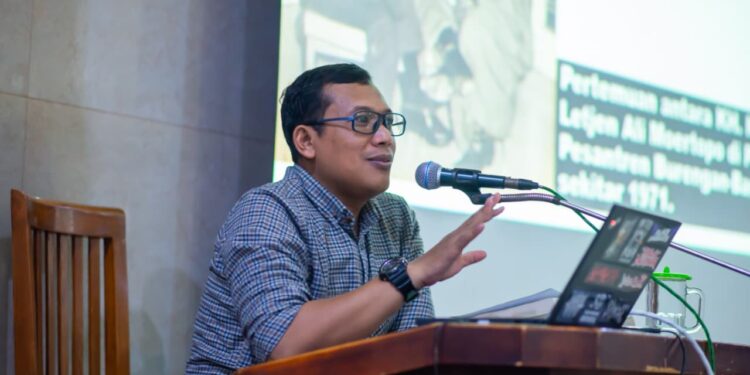 Ketua Departemen Komunikasi, Informasi, dan Media (KIM) DPP LDII, Ludhy Cahyana, memberikan pembekalan tentang sejarah LDII kepada pengurus LDII se-Kota Surabaya di Masjid Sabilul Muttaqin, Kamis (30/10). (Foto: Dok. LINES Jatim)