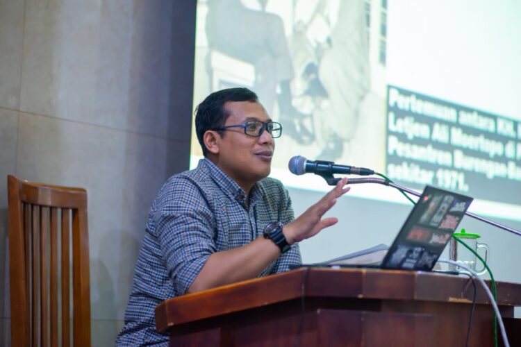 Ketua Departemen Komunikasi Informasi dan Media KIM DPP LDII Ludhy Cahyana memberikan pembekalan tentang sejarah LDII kepada pengurus LDII se Kota Surabaya di Masjid Sabilul Muttaqin Kamis 3010 Foto Dok LINES Jatim