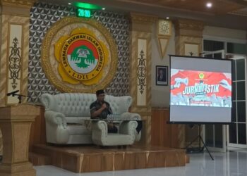 Pimpinan Redaksi Bangkitpos.com, Mansur, menyampaikan materi dasar-dasar jurnalistik dalam diklat yang digelar oleh DPD LDII Kabupaten Malang di Aula Raudlatul Jannah, Gondanglegi, pada 25–26 Oktober 2025. Kegiatan ini bertujuan membekali kader muda LDII dengan kemampuan menulis berita yang akurat, beretika, dan kredibel. (Foto: Dok. LINES Kab Malang)