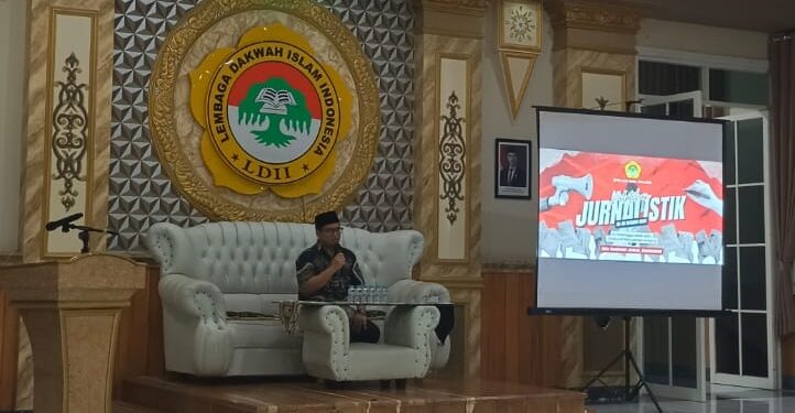 Pimpinan Redaksi Bangkitpos.com, Mansur, menyampaikan materi dasar-dasar jurnalistik dalam diklat yang digelar oleh DPD LDII Kabupaten Malang di Aula Raudlatul Jannah, Gondanglegi, pada 25–26 Oktober 2025. Kegiatan ini bertujuan membekali kader muda LDII dengan kemampuan menulis berita yang akurat, beretika, dan kredibel. (Foto: Dok. LINES Kab Malang)