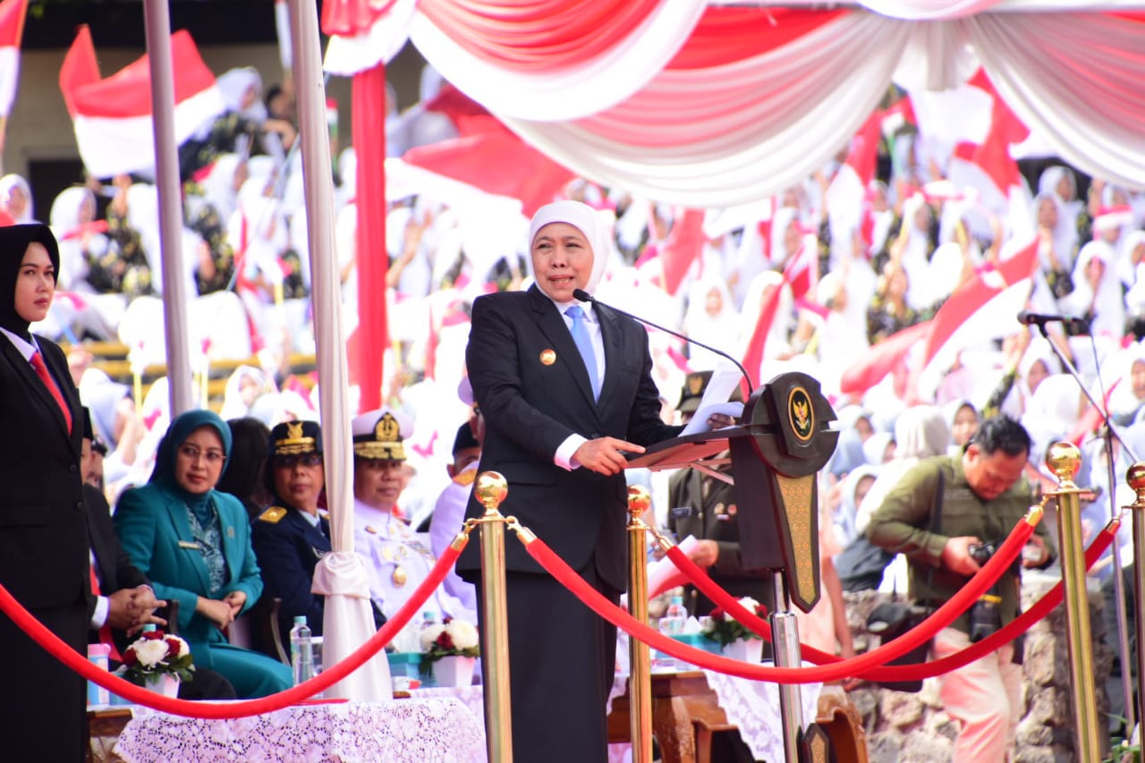 Gubernur Jawa Timur Khofifah Indar Parawansa memberikan amanat pada Upacara Peringatan Hari Sumpah Pemuda ke-97 di Amphitheater Taman Candra Wilwatikta, Pandaan, Kabupaten Pasuruan, Senin (28/10/2025). Dalam amanatnya, Gubernur mengajak generasi muda untuk memperkuat semangat persatuan, gotong royong, dan karakter kebangsaan sebagai fondasi kemajuan bangsa. (Dok. Peloporwiratama.co.id)