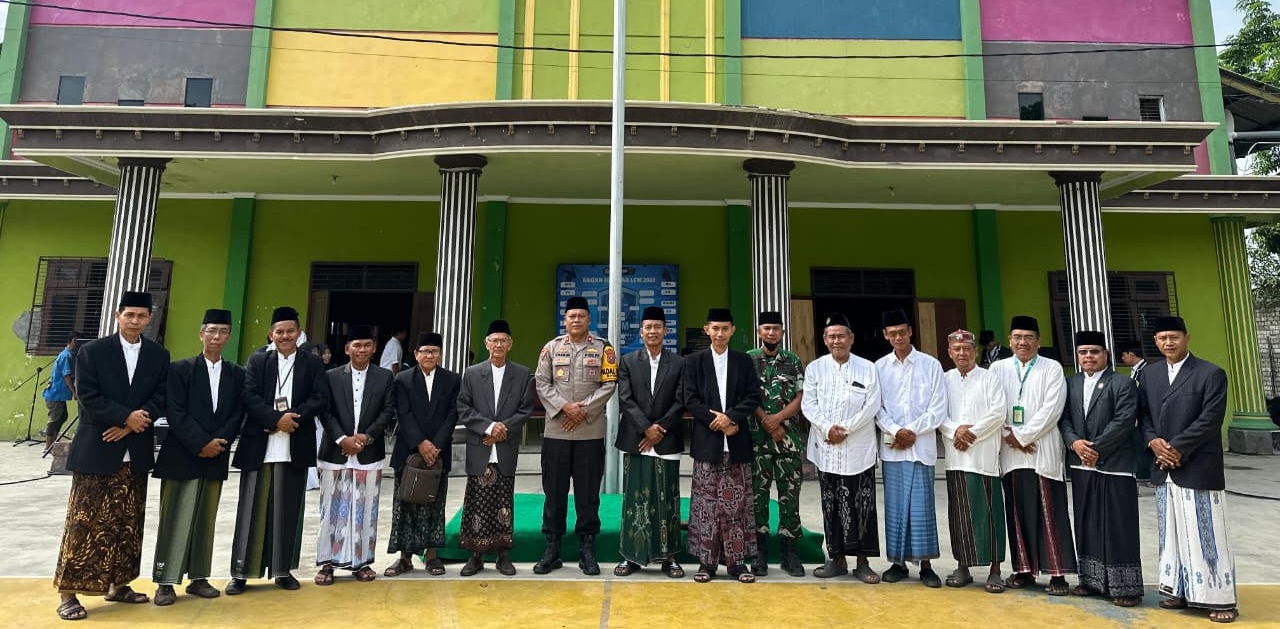 Para tokoh agama, pengurus LDII Kecamatan Babat, bersama unsur Forkopimcam berfoto bersama usai melaksanakan apel peringatan Hari Santri Nasional 2025 di halaman masjid setempat, Rabu (22/10). Kegiatan ini menjadi wujud sinergi dan semangat kebersamaan dalam meneladani nilai-nilai santri di era modern. (Dok. LINES Lamongan)
