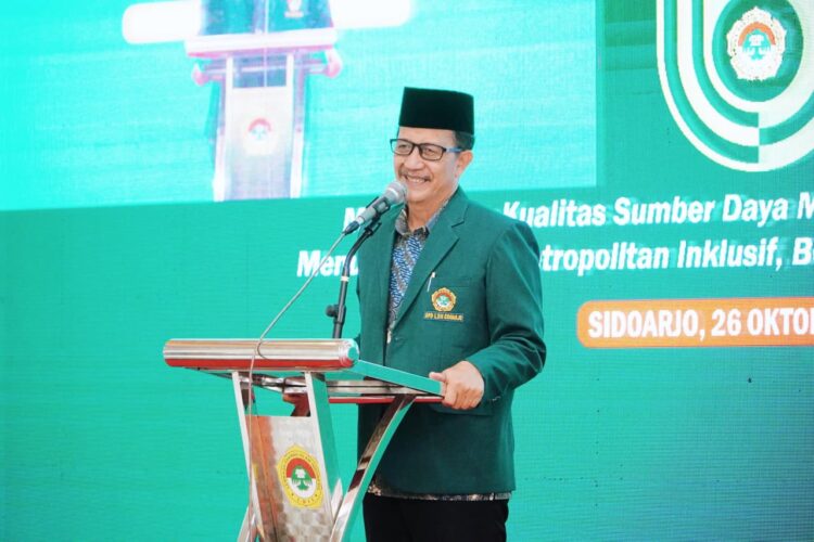Ketua terpilih DPD LDII Kabupaten Sidoarjo masa bakti 20252030 M Fauzan menyampaikan sambutan usai terpilih secara aklamasi dalam Musyawarah Daerah Musda X LDII Sidoarjo di Gedung Pondok Pesantren Al Barokah Sruni Minggu 2610 Dalam pidatonya Fauzan menegaskan komitmen melanjutkan program kerja dan memperkuat sinergi organisasi dengan berbagai pihak Dok LINES Sidoarjo