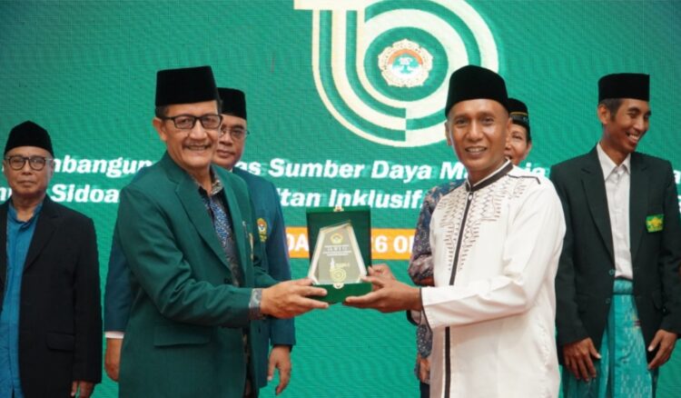 Ketua DPD LDII Sidoarjo Fauzan menyerahkan cinderamata kepada Asisten II Pemerintah Kabupaten Sidoarjo Mahmud dalam rangkaian kegiatan Musda X yang digelar pada Minggu 2610 Dok LINES | LDII JAWA TIMUR Ketua DPD LDII Sidoarjo Fauzan menyerahkan cinderamata kepada Asisten II Pemerintah Kabupaten Sidoarjo Mahmud dalam rangkaian kegiatan Musda X LDII Sidoarjo yang digelar pada Minggu 2610 Dok LINES Sidoarjo