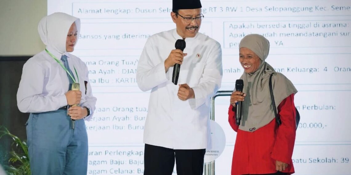 Menteri Sosial Saifullah Yusuf (Gus Ipul) berdialog langsung dengan orang tua siswa siswi Sekolah Rakyat Menengah Atas (SRMA) 24 Kediri, Jumat (10/10). Dok: LINES.