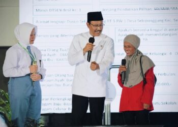 Menteri Sosial Saifullah Yusuf (Gus Ipul) berdialog langsung dengan orang tua siswa siswi Sekolah Rakyat Menengah Atas (SRMA) 24 Kediri, Jumat (10/10). Dok: LINES.