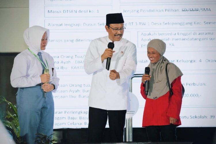 Menteri Sosial Saifullah Yusuf Gus Ipul berdialog langsung dengan orang tua siswa siswi Sekolah Rakyat Menengah Atas SRMA 24 Kediri Jumat 1010 Dok LINES