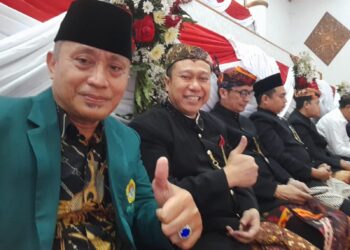 Anggota Biro Pemuda, Kepanduan, Olahraga, dan Seni Budaya DPW LDII Jawa Timur, Nur Kholis (kiri), berfoto bersama peserta usai menghadiri Rapat Paripurna Istimewa Hari Jadi ke-80 Provinsi Jawa Timur di Gedung DPRD Jatim, Surabaya, Minggu (12/10/2025). Acara tersebut dihadiri jajaran Forkopimda, tokoh masyarakat, dan perwakilan organisasi kemasyarakatan. Dok. LINES.Anggota Biro Pemuda, Kepanduan, Olahraga, dan Seni Budaya DPW LDII Jawa Timur, Nur Kholis (kiri), berfoto bersama peserta usai menghadiri Rapat Paripurna Istimewa Hari Jadi ke-80 Provinsi Jawa Timur di Gedung DPRD Jatim, Surabaya, Minggu (12/10/2025). Acara tersebut dihadiri jajaran Forkopimda, tokoh masyarakat, dan perwakilan organisasi kemasyarakatan. Dok. LINES.