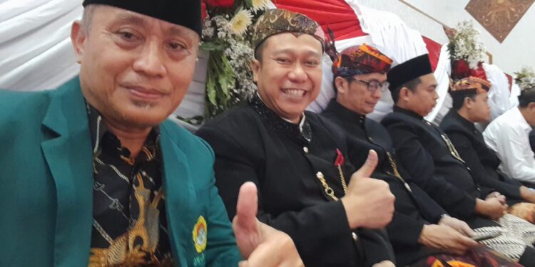 Anggota Biro Pemuda, Kepanduan, Olahraga, dan Seni Budaya DPW LDII Jawa Timur, Nur Kholis (kiri), berfoto bersama peserta usai menghadiri Rapat Paripurna Istimewa Hari Jadi ke-80 Provinsi Jawa Timur di Gedung DPRD Jatim, Surabaya, Minggu (12/10/2025). Acara tersebut dihadiri jajaran Forkopimda, tokoh masyarakat, dan perwakilan organisasi kemasyarakatan. Dok. LINES.Anggota Biro Pemuda, Kepanduan, Olahraga, dan Seni Budaya DPW LDII Jawa Timur, Nur Kholis (kiri), berfoto bersama peserta usai menghadiri Rapat Paripurna Istimewa Hari Jadi ke-80 Provinsi Jawa Timur di Gedung DPRD Jatim, Surabaya, Minggu (12/10/2025). Acara tersebut dihadiri jajaran Forkopimda, tokoh masyarakat, dan perwakilan organisasi kemasyarakatan. Dok. LINES.
