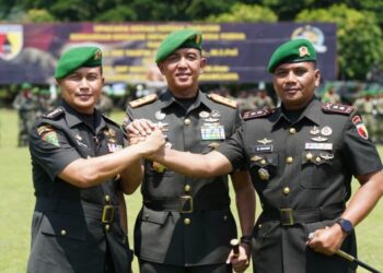 Pangdam V/Brawijaya Mayjen TNI Rudy Saladin (tengah) berjabat tangan dengan Kolonel Inf. Taufik Ismail (kiri) dan Letkol Inf. Mohammad Sujoko (kanan) usai upacara Serah Terima Jabatan Komandan Brigif 16/Wira Yudha di Lapangan Mako Brigif 16/Wira Yudha, Kediri, Rabu (29/10/2025). Upacara berlangsung khidmat dan dihadiri unsur Forkopimda serta tamu undangan. (Dok. Brigif 16/WY)