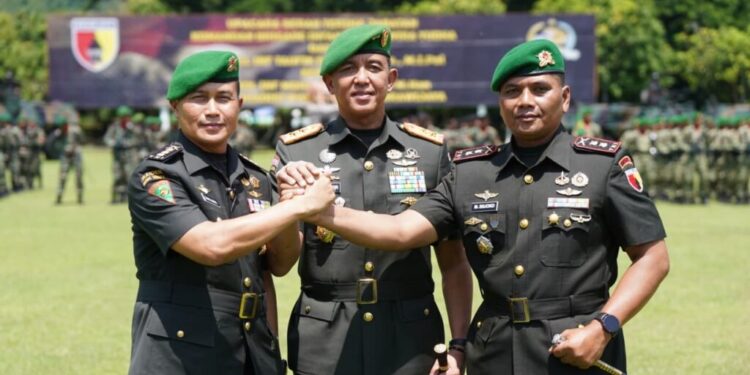 Pangdam V/Brawijaya Mayjen TNI Rudy Saladin (tengah) berjabat tangan dengan Kolonel Inf. Taufik Ismail (kiri) dan Letkol Inf. Mohammad Sujoko (kanan) usai upacara Serah Terima Jabatan Komandan Brigif 16/Wira Yudha di Lapangan Mako Brigif 16/Wira Yudha, Kediri, Rabu (29/10/2025). Upacara berlangsung khidmat dan dihadiri unsur Forkopimda serta tamu undangan. (Dok. Brigif 16/WY)