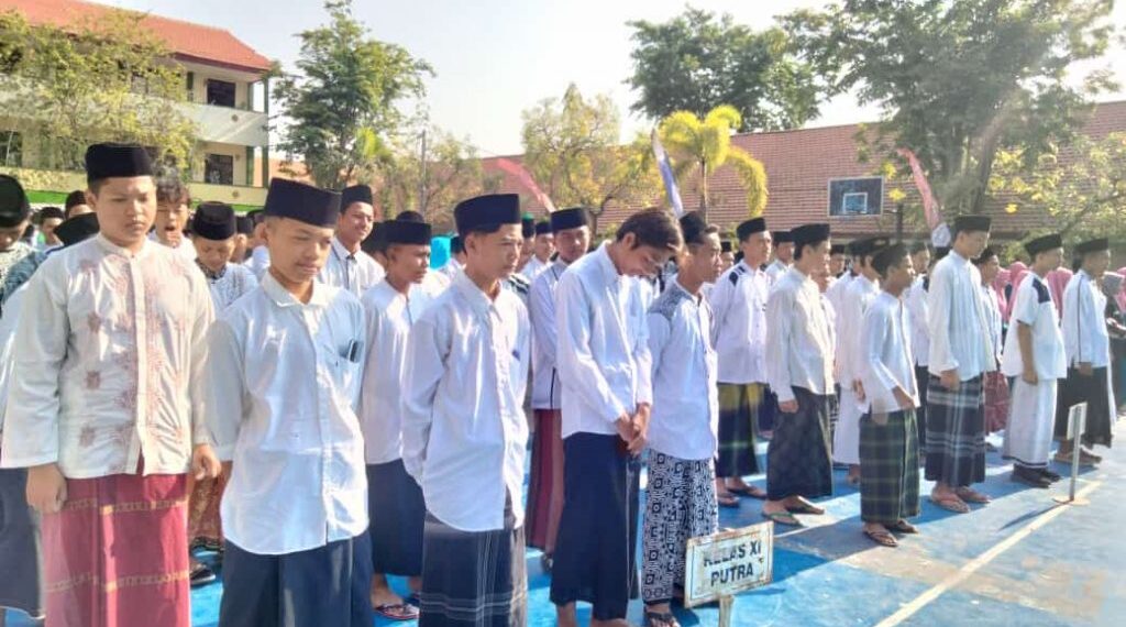 Para santri di Kecamatan Babat mengikuti apel peringatan Hari Santri Nasional 2025, Rabu (22/10), dengan mengenakan busana khas santri sebagai wujud penghormatan dan semangat kebangsaan. (Dok. LINES Lamongan)