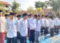 Para santri di Kecamatan Babat mengikuti apel peringatan Hari Santri Nasional 2025, Rabu (22/10), dengan mengenakan busana khas santri sebagai wujud penghormatan dan semangat kebangsaan. (Dok. LINES Lamongan)