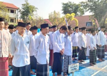Para santri di Kecamatan Babat mengikuti apel peringatan Hari Santri Nasional 2025, Rabu (22/10), dengan mengenakan busana khas santri sebagai wujud penghormatan dan semangat kebangsaan. (Dok. LINES Lamongan)