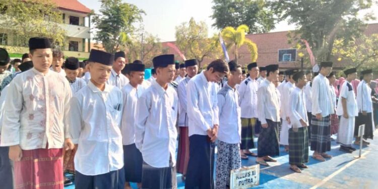 Para santri di Kecamatan Babat mengikuti apel peringatan Hari Santri Nasional 2025, Rabu (22/10), dengan mengenakan busana khas santri sebagai wujud penghormatan dan semangat kebangsaan. (Dok. LINES Lamongan)