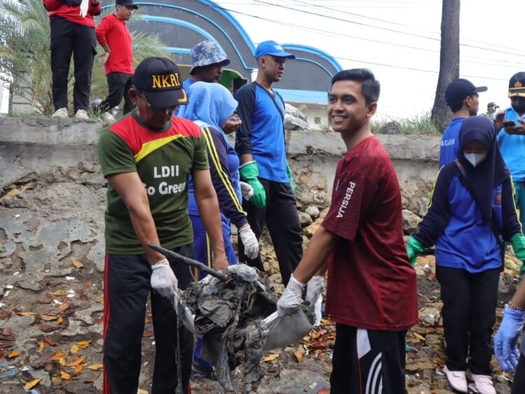 Pemuda LDII Pamekasan bersama relawan lingkungan mengangkat tumpukan sampah di kawasan Pantai Branta Pamekasan saat aksi bersih pantai memperingati World Clean Up Day 2025 Minggu 12102025 Kegiatan ini menjadi ajang kolaborasi masyarakat dalam menjaga kebersihan dan kelestarian lingkungan Dok LINES